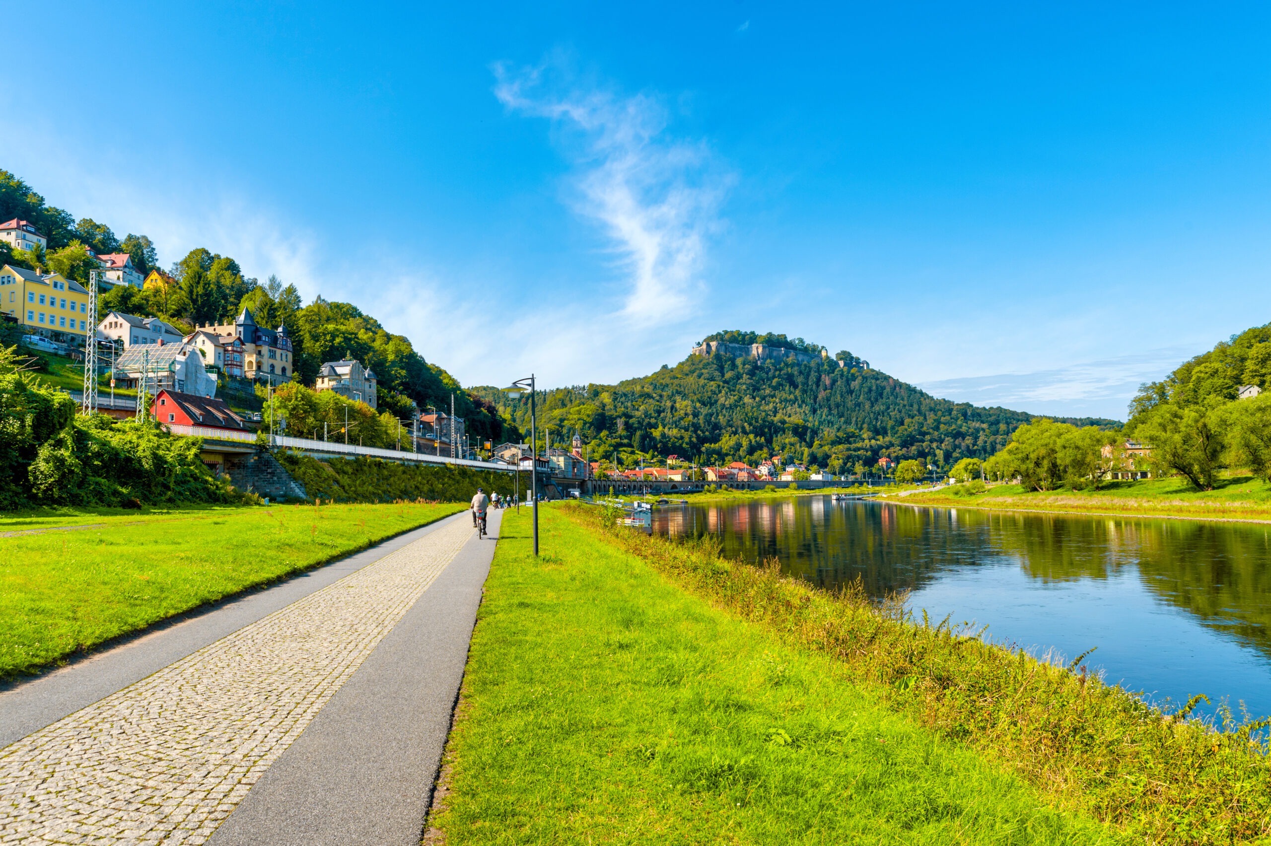 blick-zur-festung-koenigstein-vom-elberadweg